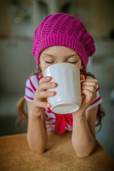 Fille en béret rouge boisson thé — Photo