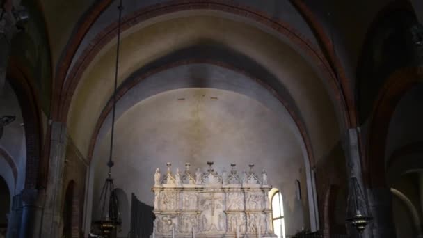 Basiliek van Sant Eustorgio is een kerk in Milaan — Stockvideo