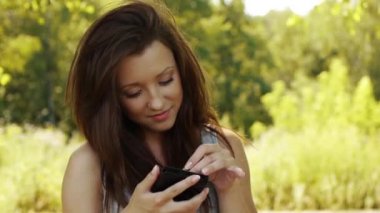 vrouw is te typen met stylus op apparaat