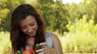 sepet meyve dolu tutan güzel kadın