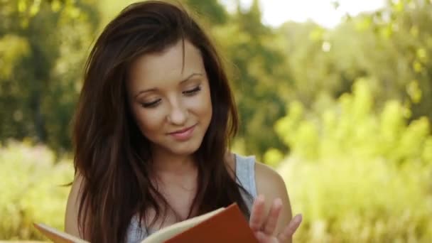 Retrato de atraente livro de leitura menina — Vídeo de Stock