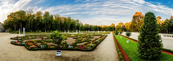 Fontanna i ogród w pobliżu Pałacu Branickich w Białymstoku — Zdjęcie stockowe