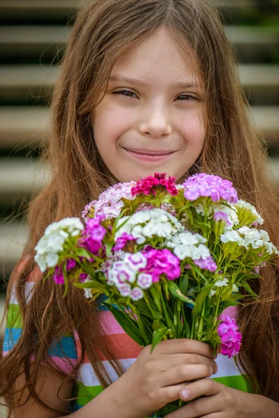 Kleines Mädchen mit Blumenstrauß — Stockfoto