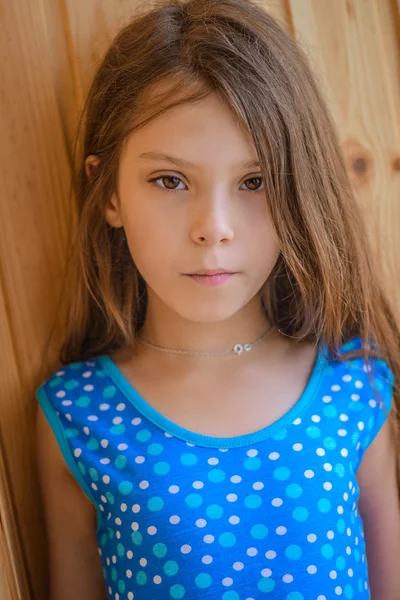 Menina em vestido azul — Fotografia de Stock