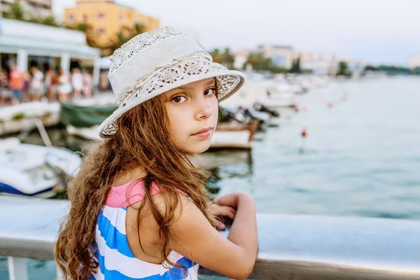 Niña cerca del muelle con yates — Foto de Stock