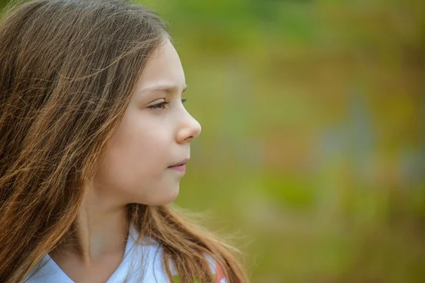 若いかわいい女の子の肖像画プロファイル — ストック写真