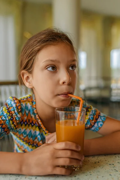 Bebida de suco de menina alegre — Fotografia de Stock