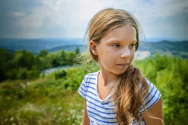 Schöne kleine Mädchen lächelnd — Stockfoto