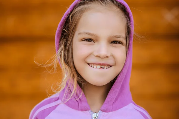 Küçük kız gülümseyerek — Stok fotoğraf