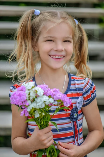 Küçük kız holding buket — Stok fotoğraf