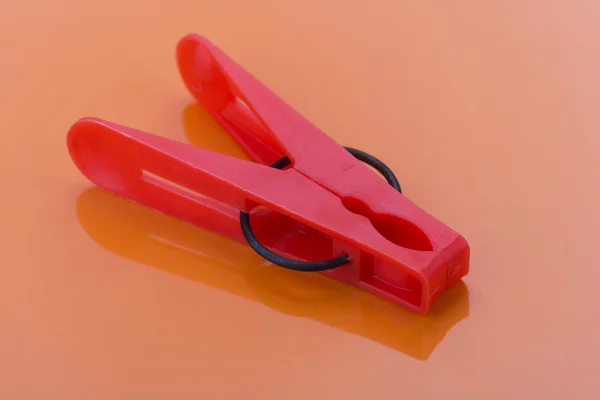 Пластиковая красная заколка — стоковое фото