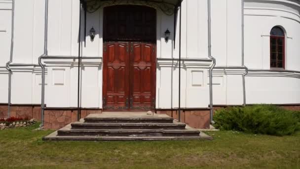 Heliga kors kyrka i staden Vysokaye — Stockvideo