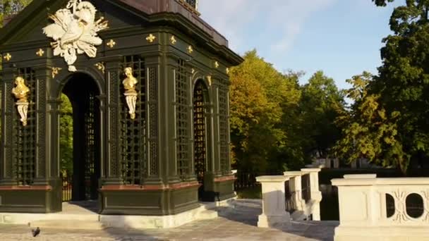 Trellised gazebo in de buurt van Branicki paleis in Bialystok — Stockvideo