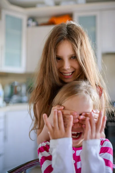 Girl closes eyes to her sister — Stock Photo, Image