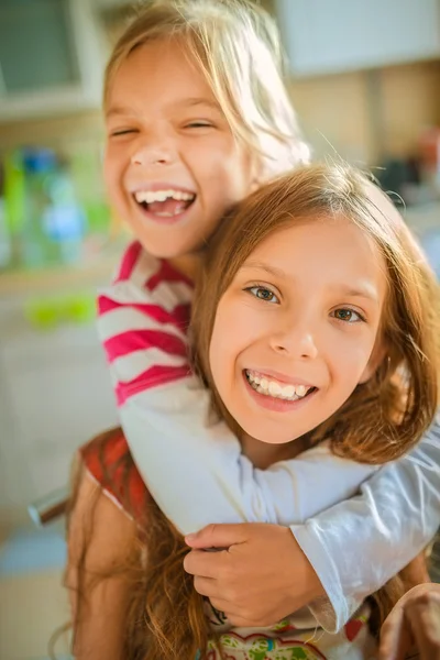 Deux petites sœurs amusantes riant — Photo