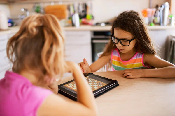 Dos hermanitas jugando al ajedrez — Foto de Stock