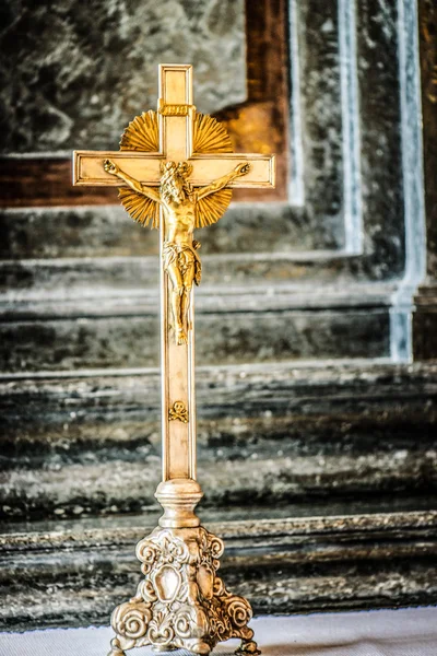 Gouden Kruis in het kasteel museum van Njasvizj — Stockfoto