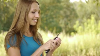 Young beautiful woman with kiwi