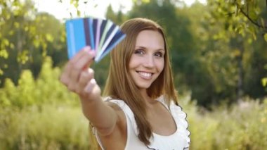 plastik kart ile güzel kadın