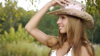 Yaz Hasır Şapkalı Kız