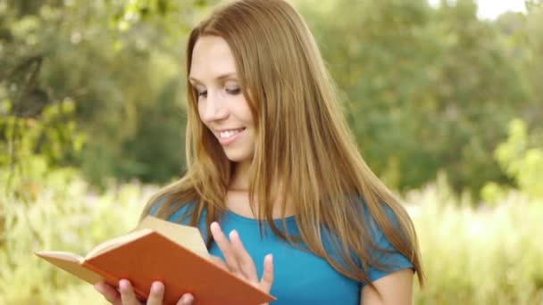 Retrato hermosa mujer leyendo libro — Vídeo de stock