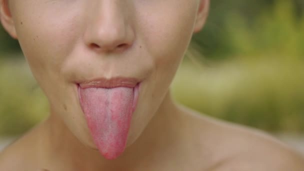 Mujer mostrando lengua — Vídeos de Stock