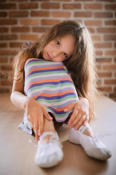 Pequena menina pensativa sentada — Fotografia de Stock