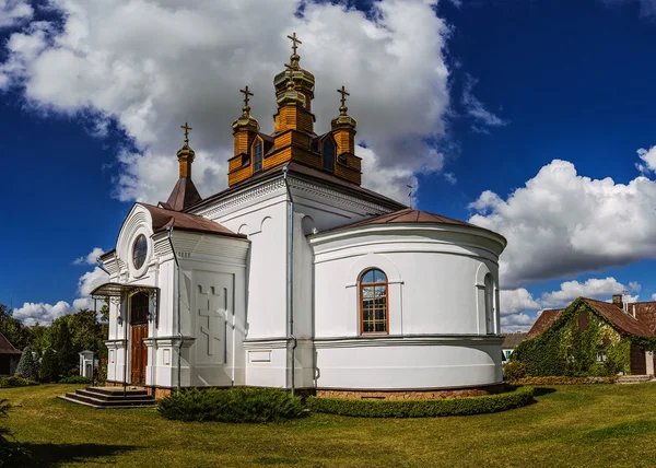 Kostel povýšení svatého kříže ve městě Vysokaye — Stock fotografie