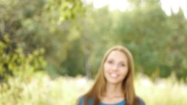 portre sevimli sıska uzun saçlı kadın