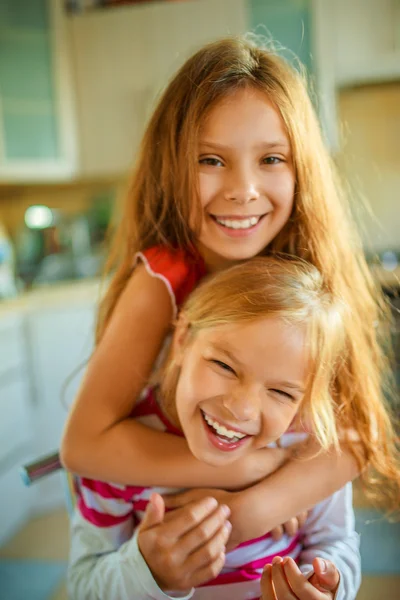 Zwei kleine Schwestern lachen — Stockfoto