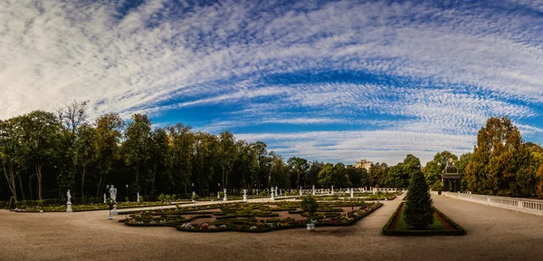 Fontaine et jardin près de Branicki Palace à Bialystok — Photo