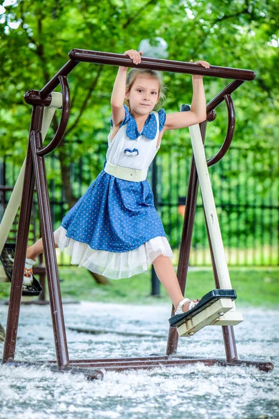 Menina no treinador elíptico — Fotografia de Stock