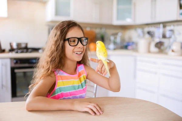 Little girl with yellow wavy parrot — Φωτογραφία Αρχείου