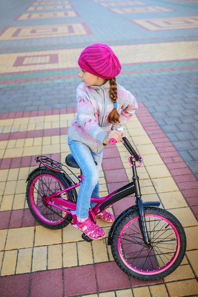 Niña montando bicicleta — Foto de Stock