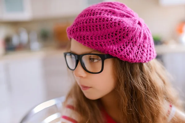 안경 및 빨간 베 레모와 어린 소녀 — 스톡 사진