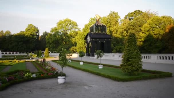 Fonte e parque perto do Palácio de Branicki em Bialystok — Vídeo de Stock