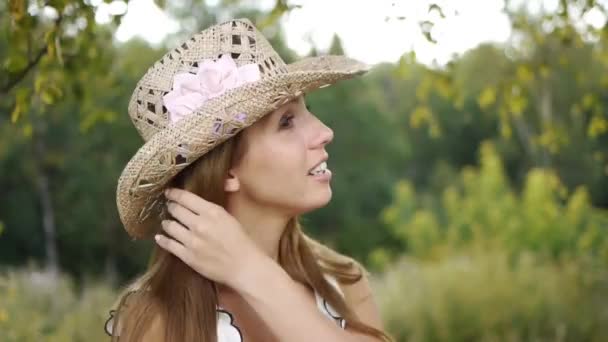 Chica en verano sombrero de paja — Vídeos de Stock