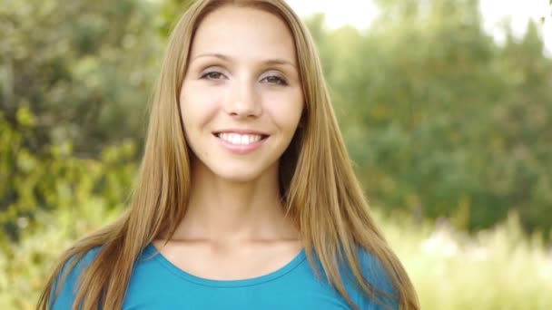 Retrato bonito magro de cabelos longos mulher — Vídeo de Stock