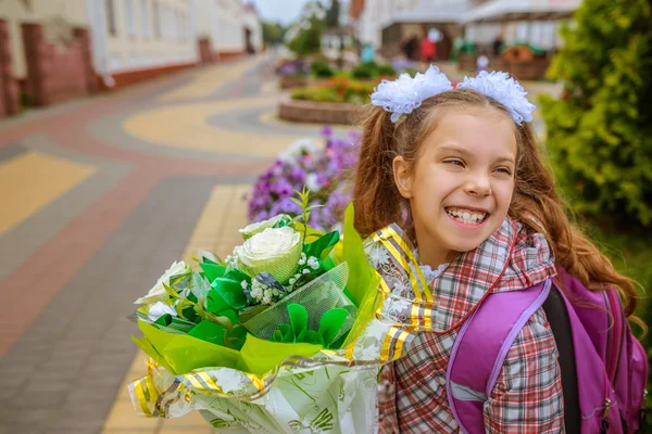 Piccola ragazza felice con mazzo di fiori — Foto Stock