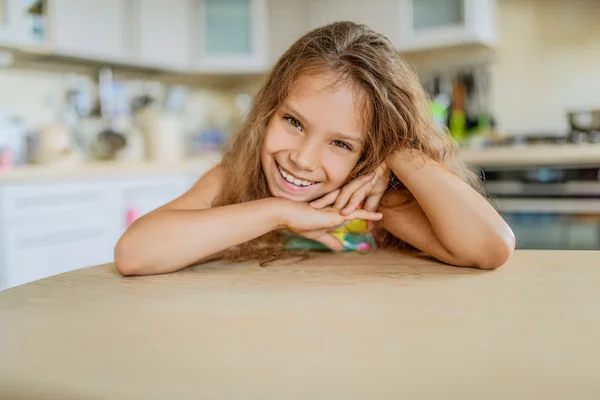 Mooi meisje op keuken — Stockfoto