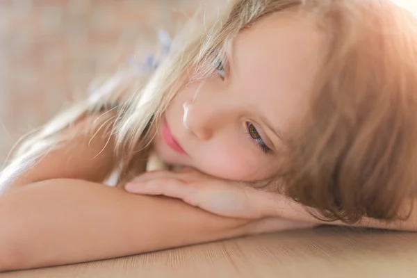 Pequena menina pensativa sentada — Fotografia de Stock