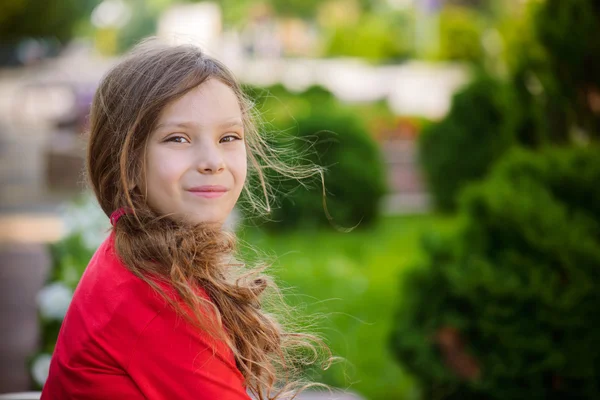 Pequeña chica hermosa en el parque — Foto de Stock