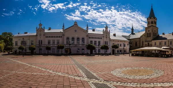 Plaza del Mercado en Sanok, Polonia . — Foto de Stock