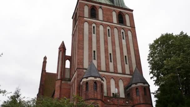 Iglesia Garrison de Nuestra Señora Reina en Olsztyn — Vídeo de stock