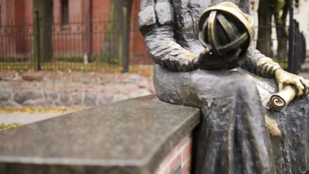 Estátua de Nicolau Copérnico em Olsztyn, Polonia — Vídeo de Stock