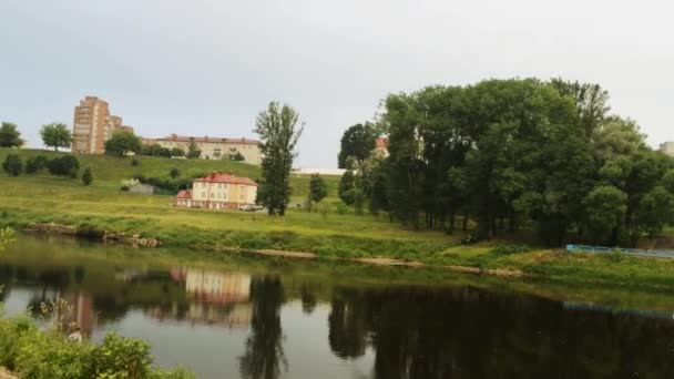 Río Neman en la ciudad Grodno — Vídeo de stock