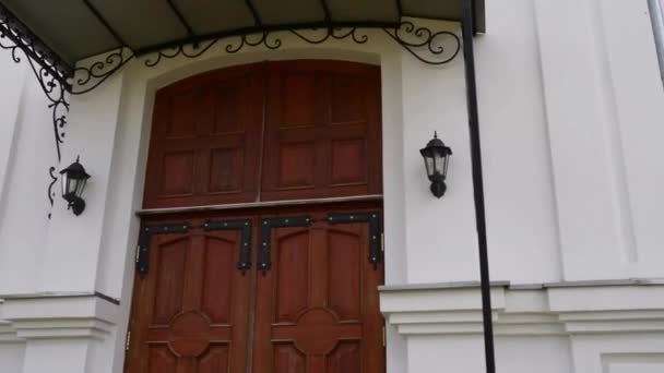 Iglesia de la Santa Cruz en la ciudad Vysokaye — Vídeos de Stock