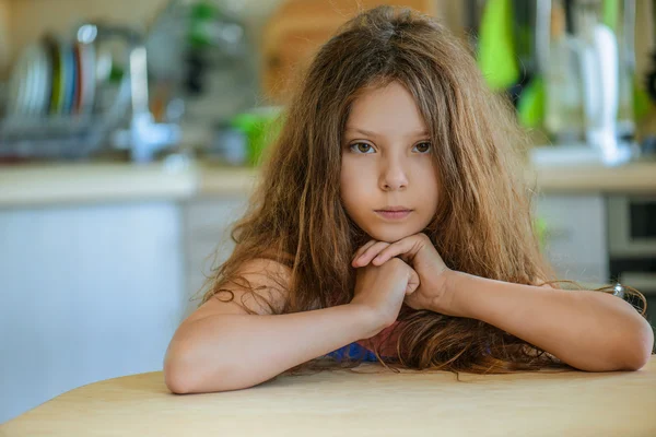 Pequena menina bonita na cozinha — Fotografia de Stock