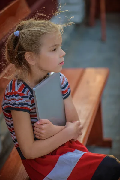 Pequena menina calma com no Tablet PC — Fotografia de Stock