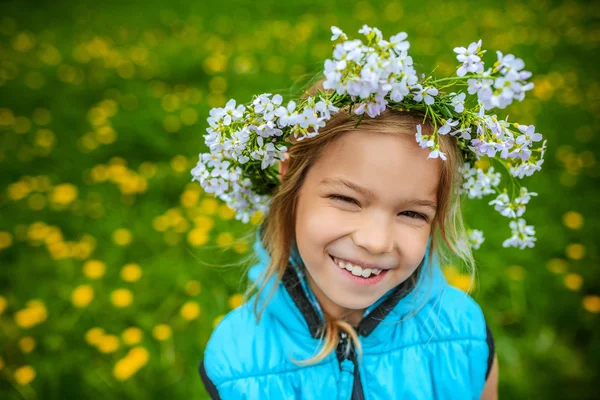 Piccola bella ragazza con ghirlanda floreale — Foto Stock